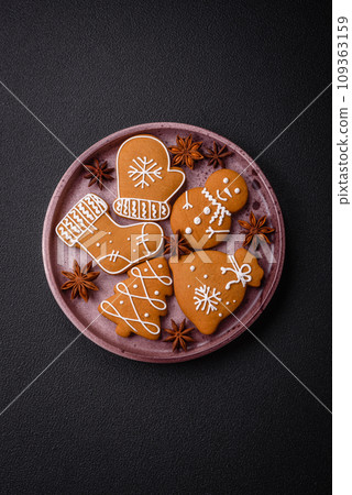 Delicious gingerbread cookies with honey, ginger and cinnamon 109363159