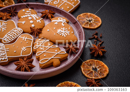 Delicious gingerbread cookies with honey, ginger and cinnamon 109363163