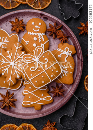 Delicious gingerbread cookies with honey, ginger and cinnamon 109363173
