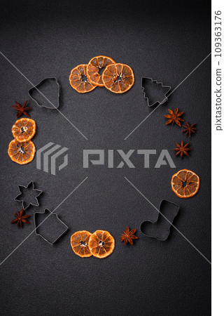 Delicious gingerbread cookies with honey, ginger and cinnamon Delicious gingerbread cookies with honey, ginger and cinnamon 109363176