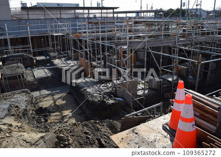 建設中的建築地基施工現場 建設中的建築地基施工現場 109365272