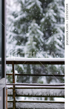 Snow on the balcony railing. Winter details 109365444
