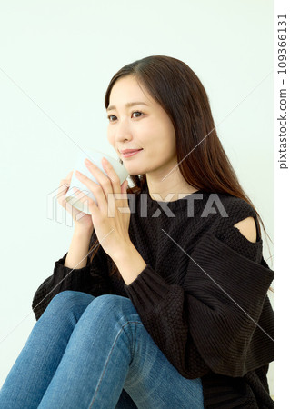 black knit woman 109366131