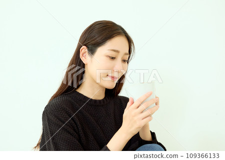 black knit woman 109366133