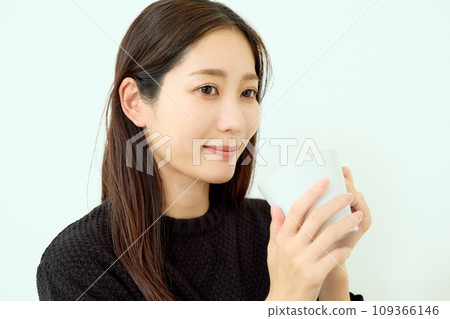 black knit woman black knit woman 109366146