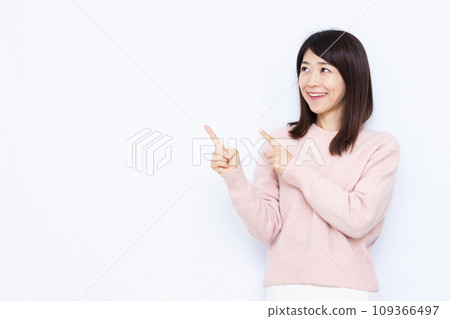 一位40多歲的女士做介紹 109366497