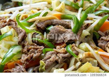 Stir-fried beef with vegetables, cooking scene. Stir-fried beef with vegetables, cooking scene. 109366634