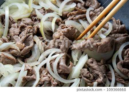A cooking scene where beef (thinly sliced Japanese black beef thighs) and onions are stir-fried in a frying pan. A cooking scene where beef (thinly sliced Japanese black beef thighs) and onions are stir-fried in a frying pan. 109366668