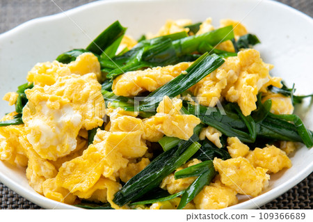 Stir-fried garlic chives. 109366689