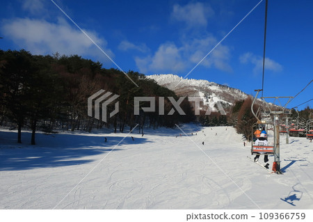 從強羅館滑雪公園的纜車上看到的滑雪場（日本廣島縣山形郡安藝太町） 109366759