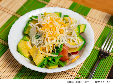 Salad with avocado, tomatoes, onions and cheese 109366932