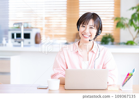 一位女士在客廳遠程辦公。 109367135