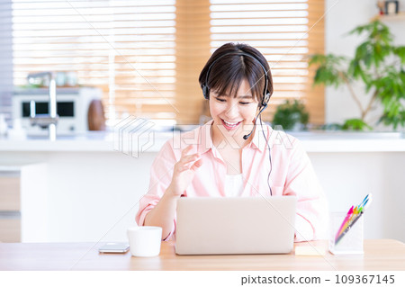 一位女士在客廳遠程辦公。 109367145