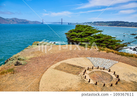 Abandoned circular concrete base with graffiti overlooking gorgeous view of Golden Gate Bridge 109367611