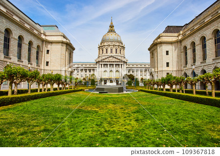 Grassy green memorial court of San Francisco city hall with memorial on sunny day 109367818