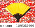 Golden fan (center, Yuzen pattern Japanese paper background) 109368499