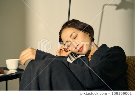 A woman taking a nap until evening 109369001