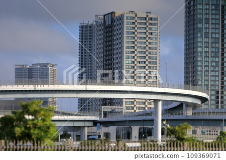 高速公路和建築物（東京都江東區有明） 109369071