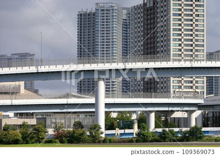Expressway and buildings (Ariake, Koto-ku, Tokyo) Expressway and buildings (Ariake, Koto-ku, Tokyo) 109369073