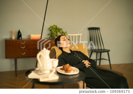 A woman taking a nap until evening 109369173