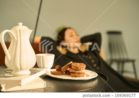 一個女人小睡到晚上 一個女人小睡到晚上 109369177