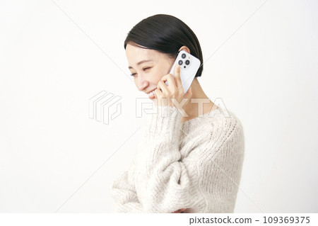 中年婦女打電話給智慧型手機，白色背景 109369375