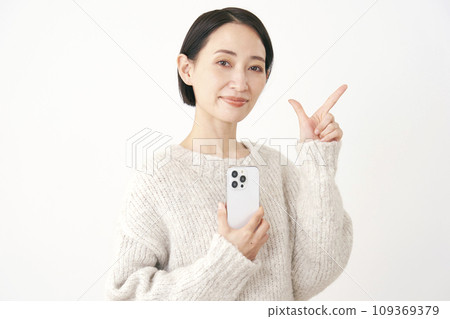 拿著智慧型手機並簽署支票的中年婦女，白色背景 109369379