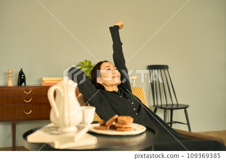 一個女人從午睡中醒來 109369385