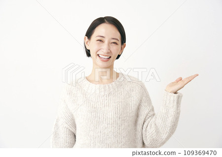 中年婦女用手掌指向右側，白色背景 109369470
