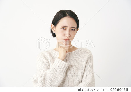 憤怒的中年婦女白色背景 109369486