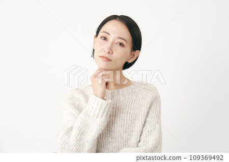 Thinking middle-aged woman white background 109369492