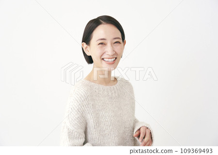 Portrait of a smiling middle-aged woman, white background, looking at camera 109369493