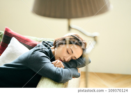 在沙發上休息的女人 在沙發上休息的女人 109370124