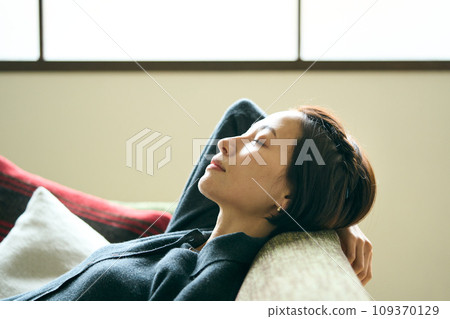 在沙發上休息的女人 109370129