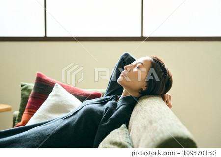 在沙發上休息的女人 在沙發上休息的女人 109370130