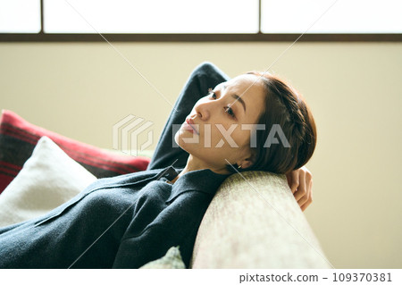 一個女人躺在沙發上 一個女人躺在沙發上 109370381