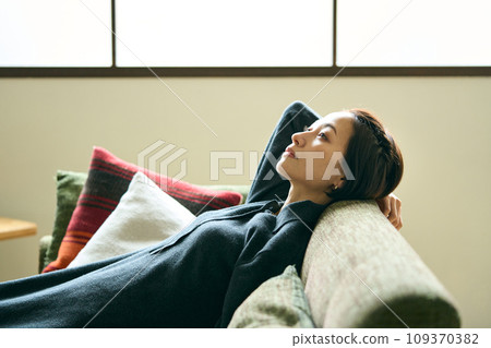 一個女人躺在沙發上 109370382