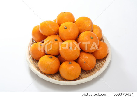 Delicious oranges Delicious oranges 109370434