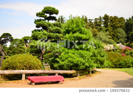Japanese gardens are traditional gardens whose designs are accompanied by Japanese aesthetics and philosophical ideas, avoid artificial ornamentation, and highlight the natural landscape. Japanese gardens are traditional gardens whose designs are accompanied by Japanese aesthetics and philosophical ideas, avoid artificial ornamentation, and highlight the natural landscape. 109370632