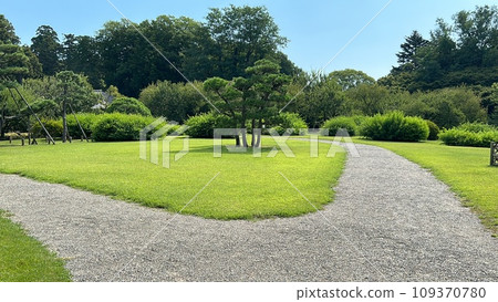 Japanese gardens are traditional gardens whose designs are accompanied by Japanese aesthetics and philosophical ideas, avoid artificial ornamentation, and highlight the natural landscape. Japanese gardens are traditional gardens whose designs are accompanied by Japanese aesthetics and philosophical ideas, avoid artificial ornamentation, and highlight the natural landscape. 109370780