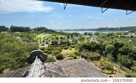 Japanese gardens are traditional gardens whose designs are accompanied by Japanese aesthetics and philosophical ideas, avoid artificial ornamentation, and highlight the natural landscape.  109370980