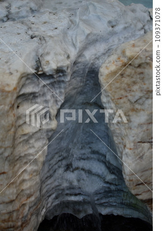 Japanese gardens are traditional gardens whose designs are accompanied by Japanese aesthetics and philosophical ideas, avoid artificial ornamentation, and highlight the natural landscape.  109371078