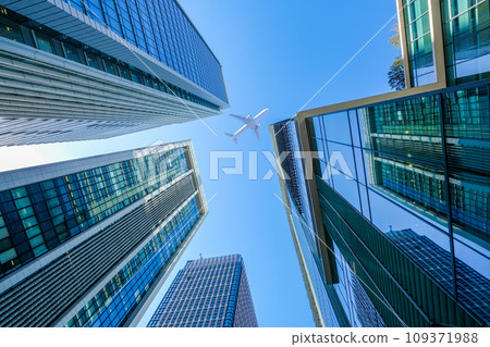 飛機飛越城市建築物 109371988