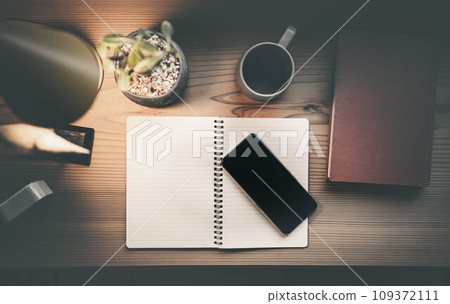 咖啡、書本和智慧型手機在桌上 109372111