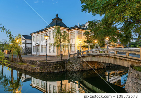岡山縣倉敷市，岡山熱門旅遊景點，倉敷美觀區夜景，倉敷館旅遊資訊中心及中橋 109372578