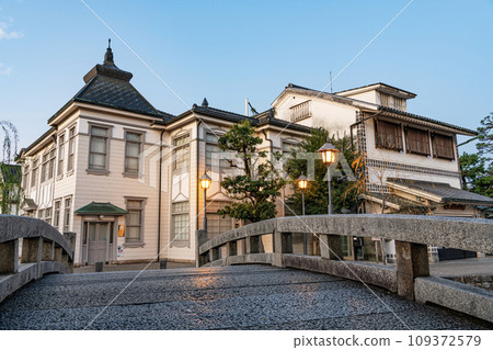 岡山縣倉敷市 岡山的熱門觀光景點 被朝霞籠罩的倉敷美觀地區的象徵中橋橋和倉敷博物館資訊中心 109372579