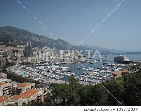 Monaco is synonym with extravagance, wealth and opulence. Tourism is mostly oriented towards a rich clientele that the city pampers with its luxury hotels. 109372837