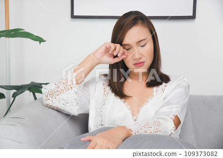 Woman itchy eyelid 109373082