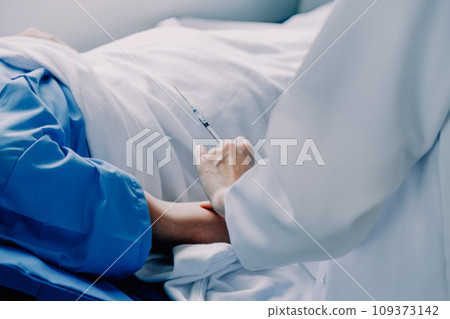 Doctor telling to patient woman the results of her medical tests. Doctor showing medical records to cancer patient in hospital ward. Senior doctor explaint the side effects of the intervention. 109373142