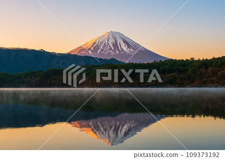 黎明時分的富士山（西湖） 109373192